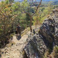 Wanderer steigt ab zur Tannhäuserhöhle