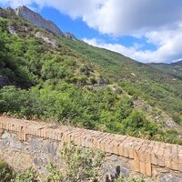 Wir fahren unterhalb der Felsen des Forte vorbei