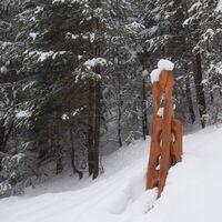 Skulpturen von Serge Couvert unter dem Schnee