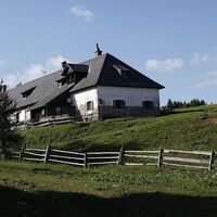 Almhausweg: Soldatenhaus - Stallungen der Junghengste