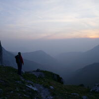 beim Weg zur Hütte wird es dann dämmrig, die Stirnlampe brauchen wir nicht