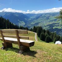 Schöne Aussichtsbank oberhalb von Riein mit Blick in die Val Lumnezia