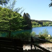 Zahlreiche Bänken und auch Waldsofas begleiten den Wegeverlauf