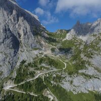 Die Straße, die von Val Sesis zur Hütte P.F. Calvi hinaufführt