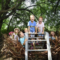 Kinder im Adlerhorst am Waldkulturpfad