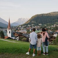 Familie am Pfarrhügel Seefeld
