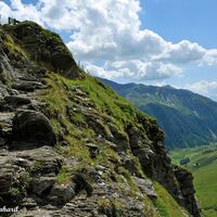 Ganz im Tal taucht nun wieder der Astner-Boden auf.