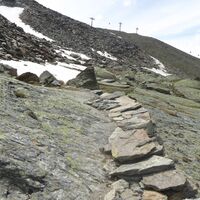 Steinplatten des alten Gipfelweges Weissmies