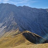 Beim Abstieg vom Gipfel der Bleispitze mit Blick Richtung Sommerbergjöchle. Im Hintergrund auch der Grat auf die Gartnerwand, wo ein Steig (T4 , Seilversichert) hochführt.