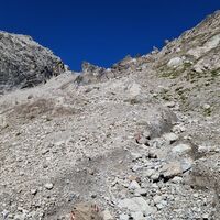 Aufstieg zur Leiterscharte bröselig, rutschig und schottrig.