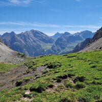 Blick vom Alblitjöchl zurück auf den bisherigen Aufstiegsverlauf, links ist der Landschaftskopf zu sehen.