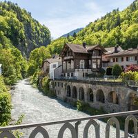 Die Tamina fliesst mitten durch das Dorf Bad Ragaz.