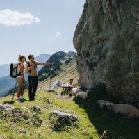 Wanderer am Gedenkstein