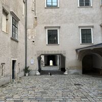 Innenhof mit Schlosskatze
