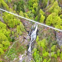 Hängebrücke mit Wasserfall
