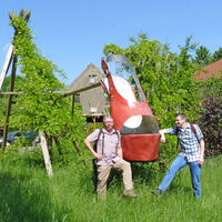 Ein beliebtes Fotomotiv - der große rote Damenschuh in Ostertimke