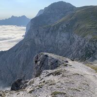 Imposante Felswände beim Abstieg von der Riffelspitze