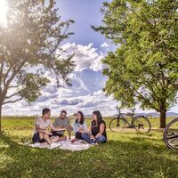 Picknick entlang der Radstrecke mit Blick über die weite Landschaft