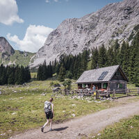 Kurze Rast bei der nicht bewirtschafteten Sulzkaralm