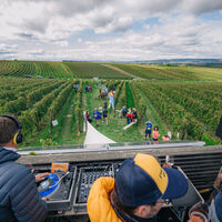 DJs sorgen für Stimmung bei einer Genussstation im Weingarten in herrlicher Aussichtslage