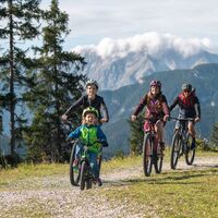 Familie beim Radfahren um den Kaltwassersee - Seefeld