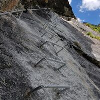 Bestens abgesichert ist der Klettersteig zur Puntegliashütte