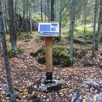 Hinweisschild des Saimaa Geoparks neben dem Kummakivi