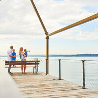 Welterbe Pavillon in Unteruhldingen mit Blick auf die Mainau