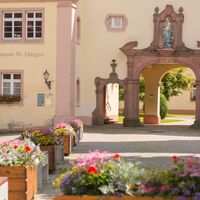 Augustinerplatz mit Torbogen
