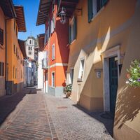 Durch die Straßen von Nago