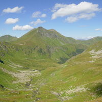 links das Glattjoch, darunter der Weberbach