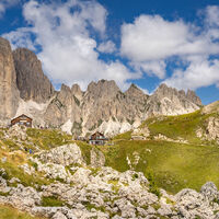 2 Hütten vor grandioser Kulisse