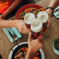 Mountainbiker mit Bier beim Gasthof Süss