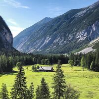 Kastenalm in Scharnitz umgeben vom Karwendelgebirg