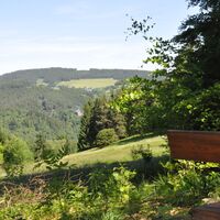 Ruhebänke am Wegesrand laden mit ihren schönen Aussichten zum Verweilen ein