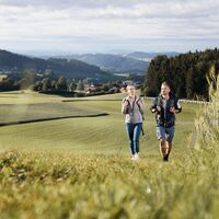 MuehlviertlerAlmFreistadtWandernPaarLandschaft_OberoesterreichTourismusGmbHAlexanderKaiser.jpg