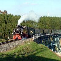 Fichtelbergbahn auf dem Hüttenbahn-Viadukt kurz vor der Einfahrt in den Bahnhof Kurort Oberwiesenthal