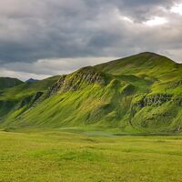 Trail Running entlang dem geschützten Hochmoor ist traumhaft. Über dem oberen Cluner See ragt das Mattjisch Horn...