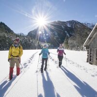 Schneeschuhwanderer in Hopfriesen auf der Schneeschuhtour Obertal