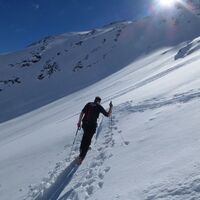 Blick in den bei sehr sicheren Lawinenverhältnissen befahrbaren nördlich exponierten, direkten Gipfelhang.