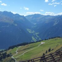 Weg zur Grasjoch Hütte - im Hintergrund die Zamangalpe