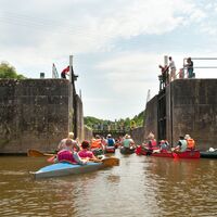 Kanus fahren auf der Lahn in die Schleuse Fürfurt