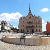 Der Markt in Rabenau mit dem Stuhlbrunnen