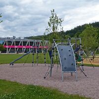 Außenanlage mit großem Spielplatz