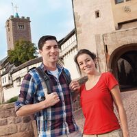 Wanderer vor der Zugbrücke auf der Wartburg bei Eisenach