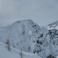Der Kamm zum Gipfel von Brdo (2008 m) ist technisch nicht anspruchsvoll, aber bei der mit Schnee bedeckte Bergspitze ist Vorsicht geboten.