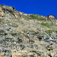 An der mit Tritteisen versehenen Felswand geht es aufwärts zur Oberwalderhütte