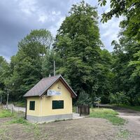 Neuerliche Querung der Hauptallee, an der Station 'Stadion' der Liliputbahn vorbei rechts weiter.