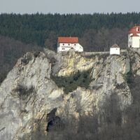 Blick von der Ruine Kallenberg auf Schloss Bronnen