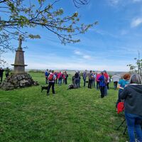Wanderer bei einer Rast oberhalb von Riesweiler
